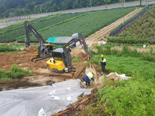 경기도에 내린 폭우로 수도권 전철 경강선 신둔도예천~여주역을 오가는 전동 열차 운행이 중단됐다.    전날 오전 11시께 경강선 하행 이천∼부발 구간의 선로면을 지탱하는 흙이 빗물로 유실됐다. 사진은 유실된 선로면.  [코레일 제공]
